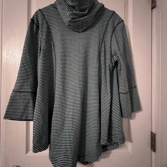 lur full zip striped hoodie with 3/4 sleeves and side pockets. Size L - Picture 5 of 8